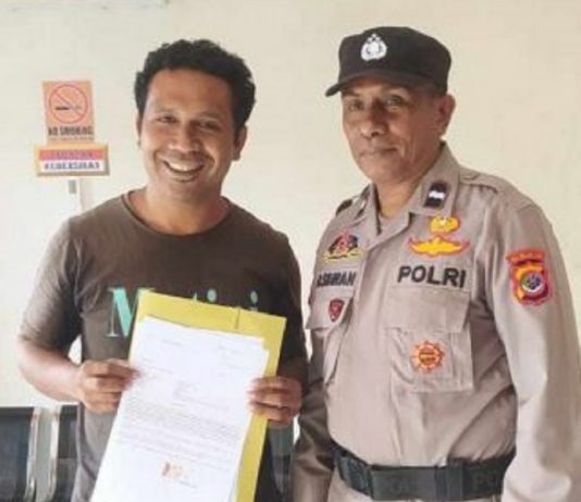 Andreas Gomang Dipolisikan, Diduga Fitnah Pejabat Dinas Kesehatan Alor Anter Alorasta (kiri), mengadukan Andreas Gomang ke Polres Alor, Sabtu (22/3) di Kalabahi. (Foto: doc tribuanapos.net/).