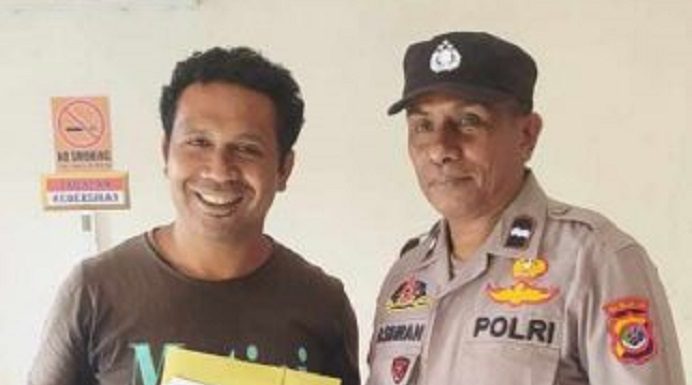 Andreas Gomang Dipolisikan, Diduga Fitnah Pejabat Dinas Kesehatan Alor Anter Alorasta (kiri), mengadukan Andreas Gomang ke Polres Alor, Sabtu (22/3) di Kalabahi. (Foto: doc tribuanapos.net/).