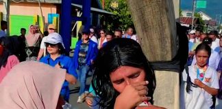 Bikin Haru, Zen Bahtiar, Gadis Muslim Pemberi Minum ke Pemikul Salib Yesus di Paskah GAMKI Alor 2025 Zen Bahtiar, Gadis Muslim Pemberi Minum ke Ama Paulus yang berperan memikul Salib Yesus.