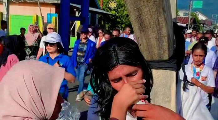 Bikin Haru, Zen Bahtiar, Gadis Muslim Pemberi Minum ke Pemikul Salib Yesus di Paskah GAMKI Alor 2025 Zen Bahtiar, Gadis Muslim Pemberi Minum ke Ama Paulus yang berperan memikul Salib Yesus.