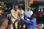 Wakil Gubernur NTT Lepas Peserta Prosesi Pawai Paskah GAMKI Alor Tahun 2025 Wakil Gubernur NTT Johni Asadoma menyerahkan Obor kepada Ketua DPC GAMKI Alor Demas Mautuka, tanda melepaskan Peserta Prosesi Pawai Paskah GAMKI Alor Tahun 2025