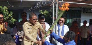 Wakil Gubernur NTT Lepas Peserta Prosesi Pawai Paskah GAMKI Alor Tahun 2025 Wakil Gubernur NTT Johni Asadoma menyerahkan Obor kepada Ketua DPC GAMKI Alor Demas Mautuka, tanda melepaskan Peserta Prosesi Pawai Paskah GAMKI Alor Tahun 2025