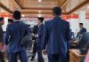 Sidang Paripurna DPRD Alor Diwarnai Aksi Lempar Gelas Hancur Berkeping-keping Situasi sejumlah Anggota DPRD Alor berupaya tenangkan Deni Padabang dan Naboys Tallo pasca aksi lempar gelas di sidang paripurna, Rabu (30/4) di kantor DPRD, Batunirwala.