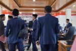 Sidang Paripurna DPRD Alor Diwarnai Aksi Lempar Gelas Hancur Berkeping-keping Situasi sejumlah Anggota DPRD Alor berupaya tenangkan Deni Padabang dan Naboys Tallo pasca aksi lempar gelas di sidang paripurna, Rabu (30/4) di kantor DPRD, Batunirwala.