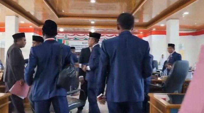 Sidang Paripurna DPRD Alor Diwarnai Aksi Lempar Gelas Hancur Berkeping-keping Situasi sejumlah Anggota DPRD Alor berupaya tenangkan Deni Padabang dan Naboys Tallo pasca aksi lempar gelas di sidang paripurna, Rabu (30/4) di kantor DPRD, Batunirwala.