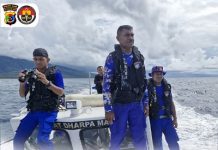 Tim SAR Gabungan Kerahkan Kekuatan SAR Cari Korban Arkalaus Takalapeta di Perairan Alor Timur Foto: Tim SAR Gabungan sedang mencari korban Arkalaus Takalapeta yang tenggelam di Perairan Tanjung Lisomu, Alor Timur. (Sumber Foto: Humas Polres Alor).