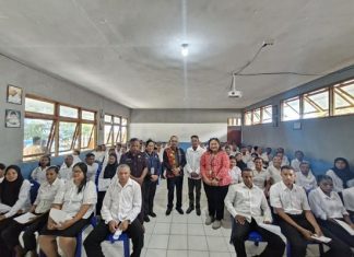 Pantau Tes P3K, Bupati Alor Minta Hindari Praktik Curang Foto: Bupati Alor Iskandar Lakamau, Ketua DPRD Alor Paulus Buche Brikmar, Kepala BKPSDM Alor Yerike Djobo, memantau jalannya tes P3K di gedung SMP Negeri 1 Kalabahi. (Sumber: Humaskab Alor).