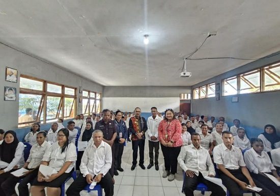 Pantau Tes P3K, Bupati Alor Minta Hindari Praktik Curang Foto: Bupati Alor Iskandar Lakamau, Ketua DPRD Alor Paulus Buche Brikmar, Kepala BKPSDM Alor Yerike Djobo, memantau jalannya tes P3K di gedung SMP Negeri 1 Kalabahi. (Sumber: Humaskab Alor).