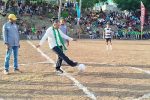 Buka Turnamen Sepak Bola Nuha Nebo Cup, Bupati Alor Minta Junjung Nilai Sportivitas dan Kerukunan Bupati Alor Iskandar Lakamau menendang bola di tengah lapangan, tanda dibukanya Turnamen Nuha Nebo Cup IV Tahun 2025, Senin 12 Mei di Desa Pulau Buaya, Alor Barat Laut. (Foto: Bro Mike).