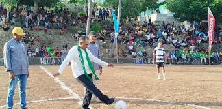 Buka Turnamen Sepak Bola Nuha Nebo Cup, Bupati Alor Minta Junjung Nilai Sportivitas dan Kerukunan Bupati Alor Iskandar Lakamau menendang bola di tengah lapangan, tanda dibukanya Turnamen Nuha Nebo Cup IV Tahun 2025, Senin 12 Mei di Desa Pulau Buaya, Alor Barat Laut. (Foto: Bro Mike).