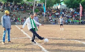 Buka Turnamen Sepak Bola Nuha Nebo Cup, Bupati Alor Minta Junjung Nilai Sportivitas dan Kerukunan Bupati Alor Iskandar Lakamau menendang bola di tengah lapangan, tanda dibukanya Turnamen Nuha Nebo Cup IV Tahun 2025, Senin 12 Mei di Desa Pulau Buaya, Alor Barat Laut. (Foto: Bro Mike).