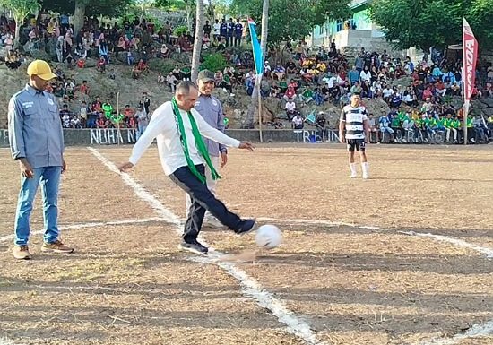 Buka Turnamen Sepak Bola Nuha Nebo Cup, Bupati Alor Minta Junjung Nilai Sportivitas dan Kerukunan Bupati Alor Iskandar Lakamau menendang bola di tengah lapangan, tanda dibukanya Turnamen Nuha Nebo Cup IV Tahun 2025, Senin 12 Mei di Desa Pulau Buaya, Alor Barat Laut. (Foto: Bro Mike).