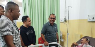Bupati Alor Jenguk Mantan Bupati Alor Simeon Th Pally Sakit di RSD Kalabahi Bupati Alor jenguk Mantan Bupati Alor Simeon Th Pally yang sakit dirawat di RSD Kalabahi, Selasa 13 Mei 2025. (Foto: Bro Mike).