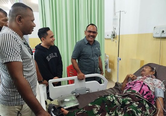 Bupati Alor Jenguk Mantan Bupati Alor Simeon Th Pally Sakit di RSD Kalabahi Bupati Alor jenguk Mantan Bupati Alor Simeon Th Pally yang sakit dirawat di RSD Kalabahi, Selasa 13 Mei 2025. (Foto: Bro Mike).