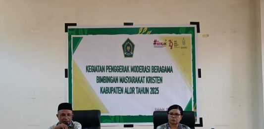 Buka Kegiatan Moderasi Beragama, Kepala Kemenag Optimis Alor Jadi Contoh Kabupaten Moderasi Beragama Terbaik di Indonesia Kepala Kantor Kementerian Agama Kabupaten Alor Drs. Mansur Bakri Samah, M.Pd (kiri) di dampingi Kepala Seksi Urusan Agama Kristen Lim Christiani Talitakumi Riwoe Odja, M.Th, membuka kegiatan Penggerak Moderasi Beragama Bimas Kristen, Rabu (28/5) di Aula Kantor Kemenag Alor. (Foto: doc tribuanapos.net/dm).