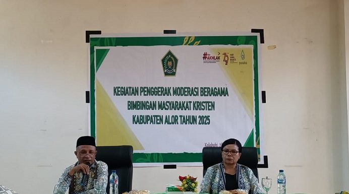 Buka Kegiatan Moderasi Beragama, Kepala Kemenag Optimis Alor Jadi Contoh Kabupaten Moderasi Beragama Terbaik di Indonesia Kepala Kantor Kementerian Agama Kabupaten Alor Drs. Mansur Bakri Samah, M.Pd (kiri) di dampingi Kepala Seksi Urusan Agama Kristen Lim Christiani Talitakumi Riwoe Odja, M.Th, membuka kegiatan Penggerak Moderasi Beragama Bimas Kristen, Rabu (28/5) di Aula Kantor Kemenag Alor. (Foto: doc tribuanapos.net/dm).