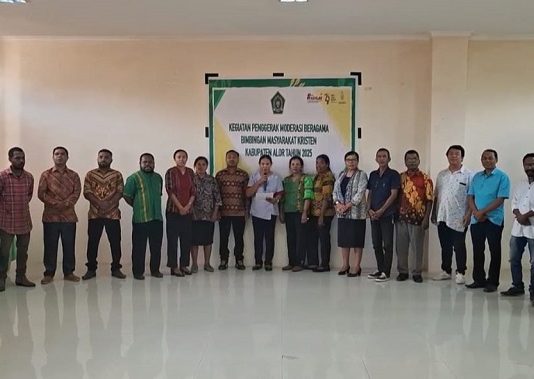 Video: Ikrar Komunitas Penggerak Moderasi Beragama Tolak Kekerasan Beragama di Kabupaten Alor Komunitas Penggerak Moderasi Beragama membacakan Ikrar menolak segala bentuk kekerasan agama di Kabupaten Alor, Rabu (28/5) di Aula kantor Kemenag Alor. (Foto: doc tribuanapos.net/).