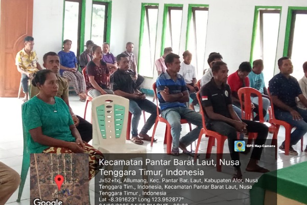 Warga Desa Allumang Kecamatan Pantar Barat Laut menghadiri Musyarawah Desa, membentuk Koperasi Desa Merah Putih, Rabu 4 Juni 2025 di Aula Kantor Desa Allumang. 