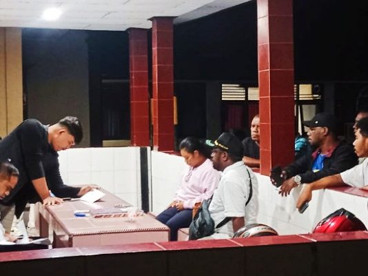 Anggota DPRD Alor Lapor Pemred Warta Alor ke Polisi Atas Dugaan Pemerasan Uang 25 Juta Anggota DPRD Alor Dedi Mario Mailehi di dampingi keluarga melaporkan Pemred Wartaalor.com ke Polres Alor, Senin 2 Juni 2025. (Foto: doc tribuanapos.net/ersn).