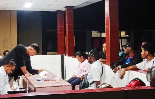 Anggota DPRD Alor Lapor Pemred Warta Alor ke Polisi Atas Dugaan Pemerasan Uang 25 Juta Anggota DPRD Alor Dedi Mario Mailehi di dampingi keluarga melaporkan Pemred Wartaalor.com ke Polres Alor, Senin 2 Juni 2025. (Foto: doc tribuanapos.net/ersn).