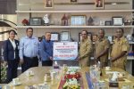 Bank NTT Bantu Pemda Alor CSR Rp 100 Juta Cegah Stunting dan Kemiskinan Ekstrim Pimpinan Bank NTT Cabang Kalabahi Glanthiano S.R. Ndoen menyerahkan bantuan CSR 100 Juta kepada Bupati Alor Iskandar Lakamau (ketiga kanan), di dampingi Sekda Alor Soni O. Alelang dan Plt Asisten 2 Anderias Blegur. Bantuan itu untuk pengentasan Kemiskinan Ekstrim dan Stunting di wilayah Alor. (Foto: doc Humaskab Alor).