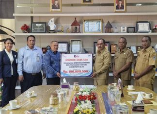Bank NTT Bantu Pemda Alor CSR Rp 100 Juta Cegah Stunting dan Kemiskinan Ekstrim Pimpinan Bank NTT Cabang Kalabahi Glanthiano S.R. Ndoen menyerahkan bantuan CSR 100 Juta kepada Bupati Alor Iskandar Lakamau (ketiga kanan), di dampingi Sekda Alor Soni O. Alelang dan Plt Asisten 2 Anderias Blegur. Bantuan itu untuk pengentasan Kemiskinan Ekstrim dan Stunting di wilayah Alor. (Foto: doc Humaskab Alor).