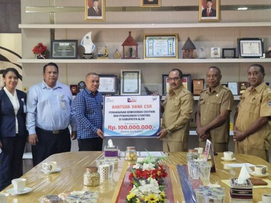 Bank NTT Bantu Pemda Alor CSR Rp 100 Juta Cegah Stunting dan Kemiskinan Ekstrim Pimpinan Bank NTT Cabang Kalabahi Glanthiano S.R. Ndoen menyerahkan bantuan CSR 100 Juta kepada Bupati Alor Iskandar Lakamau (ketiga kanan), di dampingi Sekda Alor Soni O. Alelang dan Plt Asisten 2 Anderias Blegur. Bantuan itu untuk pengentasan Kemiskinan Ekstrim dan Stunting di wilayah Alor. (Foto: doc Humaskab Alor).