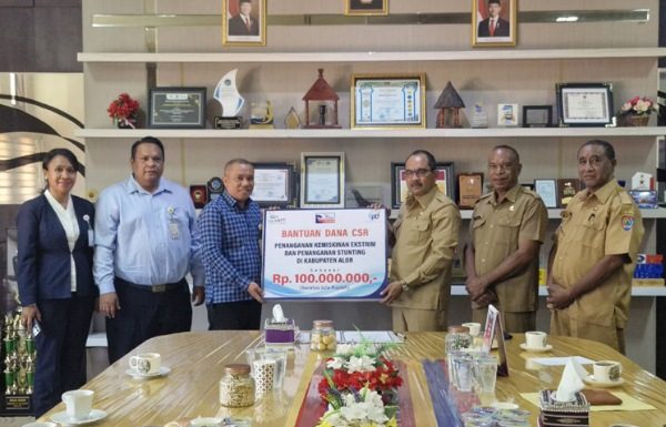Bank NTT Bantu Pemda Alor CSR Rp 100 Juta Cegah Stunting dan Kemiskinan Ekstrim Pimpinan Bank NTT Cabang Kalabahi Glanthiano S.R. Ndoen menyerahkan bantuan CSR 100 Juta kepada Bupati Alor Iskandar Lakamau (ketiga kanan), di dampingi Sekda Alor Soni O. Alelang dan Plt Asisten 2 Anderias Blegur. Bantuan itu untuk pengentasan Kemiskinan Ekstrim dan Stunting di wilayah Alor. (Foto: doc Humaskab Alor).
