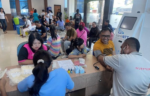 HUT Ke 63, Bank NTT Kalabahi Donor 40 Kantong Darah untuk Pasien di RSD Aksi sosial donor darah di kantor Bank NTT Cabang Kalabahi, Sabtu (12/7) dalam rangka HUT Ke 63 Bank NTT. (Foto: doc Bank NTT Cabang Kalabahi).