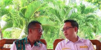 Ketua DPRD Alor Ajak Rakyat Hadiri Konser Musik Artis Juan Reza, Meriahkan Pesta Ulang Tahun Wakil Bupati Alor Ketua DPRD Alor Paulus Buche Brikmar (kiri) dan Wakil Bupati Alor Rocky Winaryo, ketika umumkan pesta rakyat sambut Ulang Tahun Wakil Bupati Alor Rocky Winaryo. (Foto: tangkapan layar Akun Facebook Rocky Winaryo).