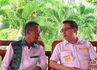 Ketua DPRD Alor Ajak Rakyat Hadiri Konser Musik Artis Juan Reza, Meriahkan Pesta Ulang Tahun Wakil Bupati Alor Ketua DPRD Alor Paulus Buche Brikmar (kiri) dan Wakil Bupati Alor Rocky Winaryo, ketika umumkan pesta rakyat sambut Ulang Tahun Wakil Bupati Alor Rocky Winaryo. (Foto: tangkapan layar Akun Facebook Rocky Winaryo).