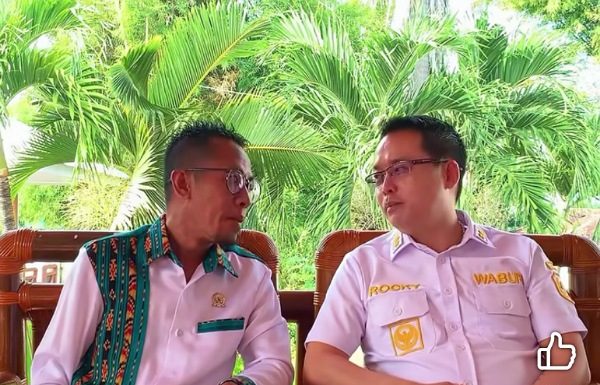 Ketua DPRD Alor Ajak Rakyat Hadiri Konser Musik Artis Juan Reza, Meriahkan Pesta Ulang Tahun Wakil Bupati Alor Ketua DPRD Alor Paulus Buche Brikmar (kiri) dan Wakil Bupati Alor Rocky Winaryo, ketika umumkan pesta rakyat sambut Ulang Tahun Wakil Bupati Alor Rocky Winaryo. (Foto: tangkapan layar Akun Facebook Rocky Winaryo).