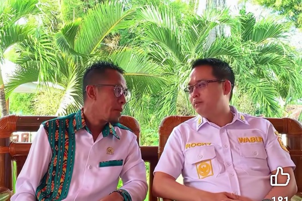 Ketua DPRD Alor Paulus Buche Brikmar (kiri) dan Wakil Bupati Alor Rocky Winaryo, ketika umumkan pesta rakyat sambut Ulang Tahun Wakil Bupati Alor Rocky Winaryo. (Foto: tangkapan layar Akun Facebook Rocky Winaryo). Ketua DPRD Alor Paulus Buche Brikmar (kiri) dan Wakil Bupati Alor Rocky Winaryo, ketika umumkan pesta rakyat sambut Ulang Tahun Wakil Bupati Alor Rocky Winaryo. (Foto: tangkapan layar Akun Facebook Rocky Winaryo).Â