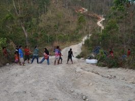 Jalan Rusak, Kecelakaan Sering Terjadi, Pria Ini Sumbang Kambing, Beras dan Semen 50 Sak Bangun Jalan di Alor Selatan Mobil Pick Up angkutan penumpang dan barang yang terbalik ke jurang saat melewati kondisi ruas jalan Kabupaten Alor di Desa Manmas Kecamatan Alor Selatan. Jalan ini sudah sering memakan korban sehingga membuat Petrus Adisa tergerak hati menyumbang Kambing, Beras dan Semen 50 sak untuk swadaya pembangunan jalan itu.
