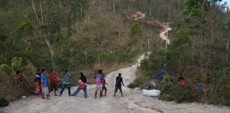 Jalan Rusak, Kecelakaan Sering Terjadi, Pria Ini Sumbang Kambing, Beras dan Semen 50 Sak Bangun Jalan di Alor Selatan Mobil Pick Up angkutan penumpang dan barang yang terbalik ke jurang saat melewati kondisi ruas jalan Kabupaten Alor di Desa Manmas Kecamatan Alor Selatan. Jalan ini sudah sering memakan korban sehingga membuat Petrus Adisa tergerak hati menyumbang Kambing, Beras dan Semen 50 sak untuk swadaya pembangunan jalan itu.