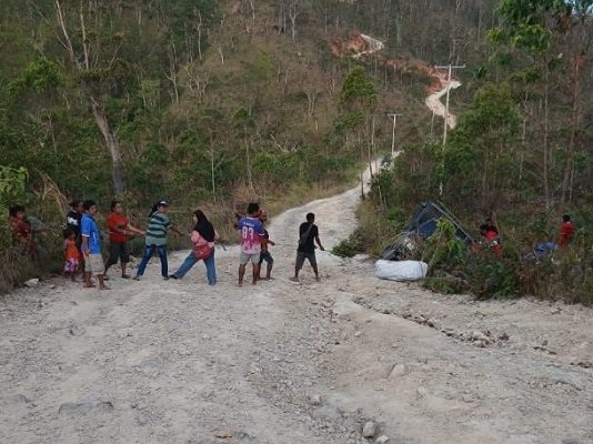 Jalan Rusak, Kecelakaan Sering Terjadi, Pria Ini Sumbang Kambing, Beras dan Semen 50 Sak Bangun Jalan di Alor Selatan Mobil Pick Up angkutan penumpang dan barang yang terbalik ke jurang saat melewati kondisi ruas jalan Kabupaten Alor di Desa Manmas Kecamatan Alor Selatan. Jalan ini sudah sering memakan korban sehingga membuat Petrus Adisa tergerak hati menyumbang Kambing, Beras dan Semen 50 sak untuk swadaya pembangunan jalan itu.