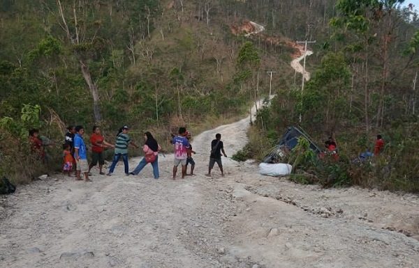 Jalan Rusak, Kecelakaan Sering Terjadi, Pria Ini Sumbang Kambing, Beras dan Semen 50 Sak Bangun Jalan di Alor Selatan Mobil Pick Up angkutan penumpang dan barang yang terbalik ke jurang saat melewati kondisi ruas jalan Kabupaten Alor di Desa Manmas Kecamatan Alor Selatan. Jalan ini sudah sering memakan korban sehingga membuat Petrus Adisa tergerak hati menyumbang Kambing, Beras dan Semen 50 sak untuk swadaya pembangunan jalan itu.