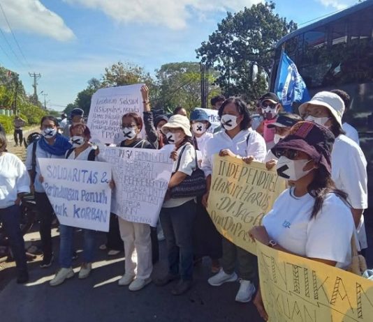 GAMKI NTT Desak Hakim PN Kupang Vonis Hukuman Maksimal Terhadap Eks Kapolres Ngada, Terdakwa Percabulan Anak LSM Sakshinor dan GAMKI NTT unjuk rasa di depan PN Kupang, Senin 7 Juli 2025 menuntut eks Kapolres Ngada FWLS dihukum berat. (Foto: doc GAMKI NTT).