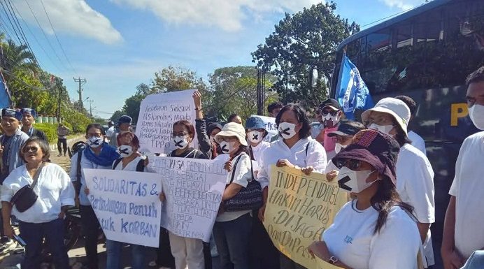 GAMKI NTT Desak Hakim PN Kupang Vonis Hukuman Maksimal Terhadap Eks Kapolres Ngada, Terdakwa Percabulan Anak LSM Sakshinor dan GAMKI NTT unjuk rasa di depan PN Kupang, Senin 7 Juli 2025 menuntut eks Kapolres Ngada FWLS dihukum berat. (Foto: doc GAMKI NTT).