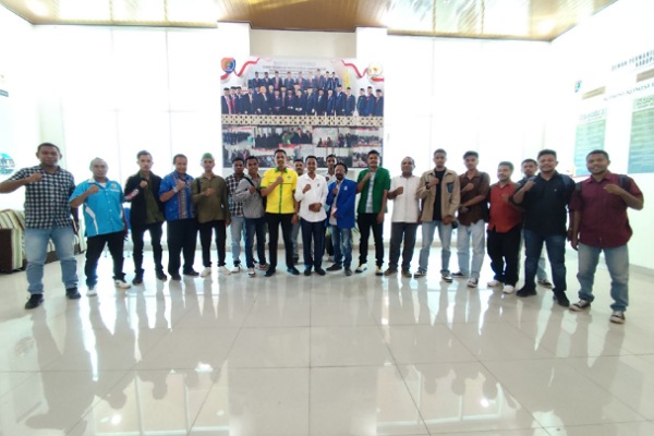 18 Pimpinan OKP Pemuda Alor temui Ketua DPRD Alor Paulus Buche Brikmar, Selasa 23 September 2025 di Mapolres Alor, Kalabahi, bahas perdamaian dan rekonsiliasi konflik pemuda di Kabupaten Alor. 