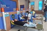Jelang HUT Alor Ke-67, Bank NTT Kalabahi Donor Puluhan Kantong Darah untuk Pasien di RSD Situasi donor darah karyawan Bank NTT Kalabahi dan masyarakat Alor di kantor Bank NTT Kalabahi, Sabtu (13/12). (Foto: doc Bank NTT Kalabahi).