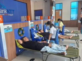 Jelang HUT Alor Ke-67, Bank NTT Kalabahi Donor Puluhan Kantong Darah untuk Pasien di RSD Situasi donor darah karyawan Bank NTT Kalabahi dan masyarakat Alor di kantor Bank NTT Kalabahi, Sabtu (13/12). (Foto: doc Bank NTT Kalabahi).