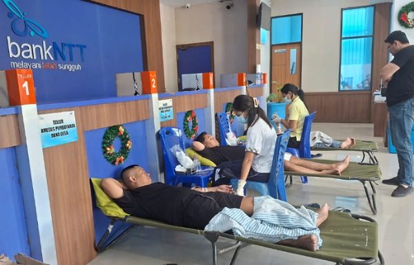 Jelang HUT Alor Ke-67, Bank NTT Kalabahi Donor Puluhan Kantong Darah untuk Pasien di RSD Situasi donor darah karyawan Bank NTT Kalabahi dan masyarakat Alor di kantor Bank NTT Kalabahi, Sabtu (13/12). (Foto: doc Bank NTT Kalabahi).