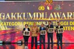 Bawaslu Alor Raih Prestasi Nominasi 4 Gakkumdu Terbaik Nasional Tahun 2025 Koordinator Divisi Penanganan Pelanggaran dan Penyelesaian Sengketa Bawaslu Kabupaten Alor, Therlince Loisa Mau (ujung kiri), menerima penghargaan Nominasi 4 Gakkumdu Terbaik Nasional Tahun 2025 di Jakarta. (Foto: doc Bawaslu Alor).