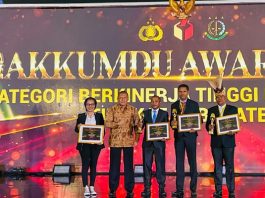 Bawaslu Alor Raih Prestasi Nominasi 4 Gakkumdu Terbaik Nasional Tahun 2025 Koordinator Divisi Penanganan Pelanggaran dan Penyelesaian Sengketa Bawaslu Kabupaten Alor, Therlince Loisa Mau (ujung kiri), menerima penghargaan Nominasi 4 Gakkumdu Terbaik Nasional Tahun 2025 di Jakarta. (Foto: doc Bawaslu Alor).