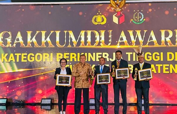Bawaslu Alor Raih Prestasi Nominasi 4 Gakkumdu Terbaik Nasional Tahun 2025 Koordinator Divisi Penanganan Pelanggaran dan Penyelesaian Sengketa Bawaslu Kabupaten Alor, Therlince Loisa Mau (ujung kiri), menerima penghargaan Nominasi 4 Gakkumdu Terbaik Nasional Tahun 2025 di Jakarta. (Foto: doc Bawaslu Alor).