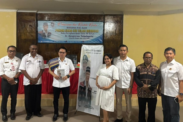 Wakil Bupati Alor Rocky Winaryo (tengah) menghadiri acara bedah buku: Pohon Emas Itu Telah Berbuah, Rabu 17 Desember 2025 di Aula kantor Bupati Alor.