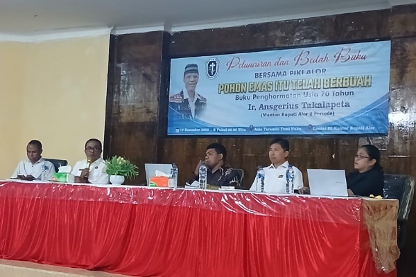 Narasumber sedang bedah buku: Pohon Emas Itu Telah Berbuah, Rabu 17 Desember 2025 di Aula kantor Bupati Alor.