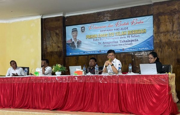 Bedah Buku Penghormatan 70 Tahun Ans Takalapeta, Denny Lalitan: Tokoh yang Cahayanya Tak Pernah Redup Praktisi Ekonomi Denny Lalitan, sedang memaparkan materinya dalam acara bedah buku: Pohon Emas Itu Telah Berbuah, Rabu 17 Desember 2025 di Aula kantor Bupati Alor, Batunirwala.