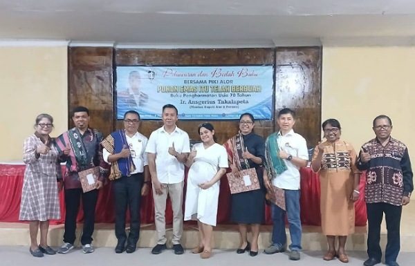 Bedah Buku Ans Takalapeta, Ketua PIKI Alor: Kepemimpinan Ans Takalapeta Menembus Batas Sektoral, Kategorial dan Teritorial Ketua PIKI Alor Dr. Fredrik Abia Kande (ujung kanan) foto bersama para Narasumber pembedah dan pendeta GMIT usai bedah buku Ans Takalapeta, Rabu 17 Desember 2025 di Aula kantor Bupati Alor.